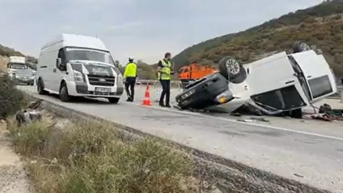 Minibüs takla attı! Sürücü olay yerinde hayatını kaybetti