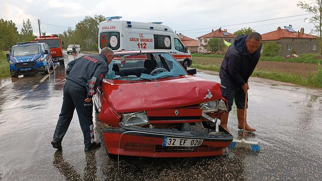 Minibüsün otomobille çarpıştığı kazada 2 kişi yaralandı