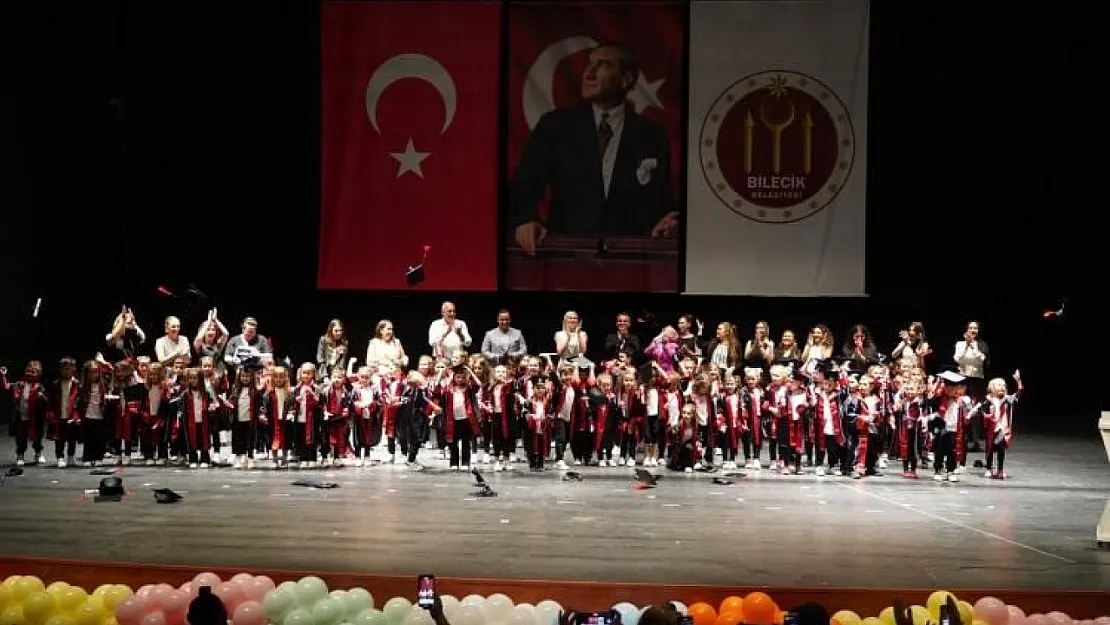 Minik Öğrencilerin Mezuniyet Sevinci
