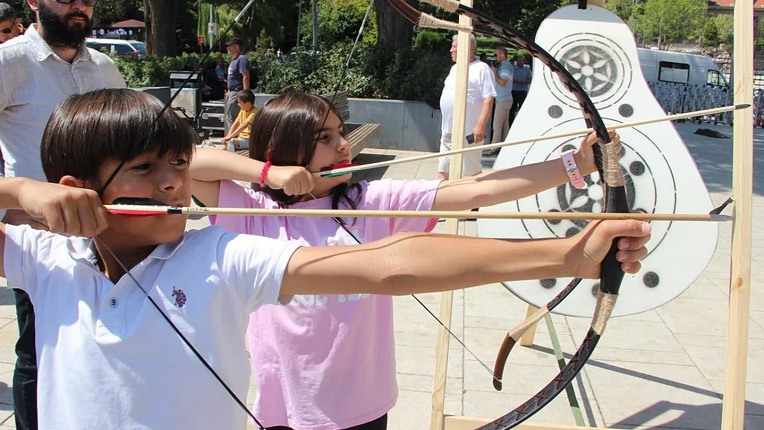 Minik okçular ata sporunu yaşatıyor