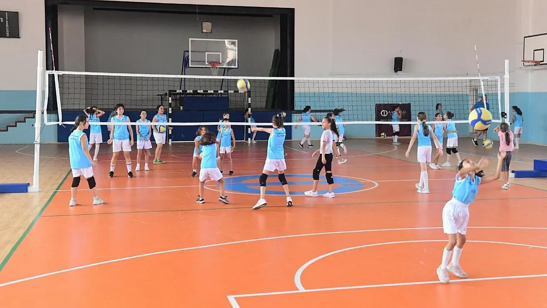 Minik voleybolcular son kez sahaya çıktı