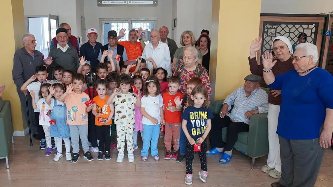 Minikler Büyükleriyle Bayramlaştı