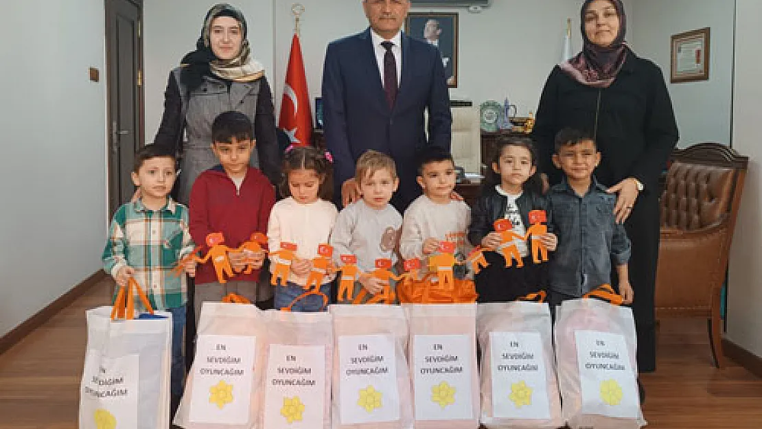 Minikler depremzede çocuklara oyuncak hazırladı