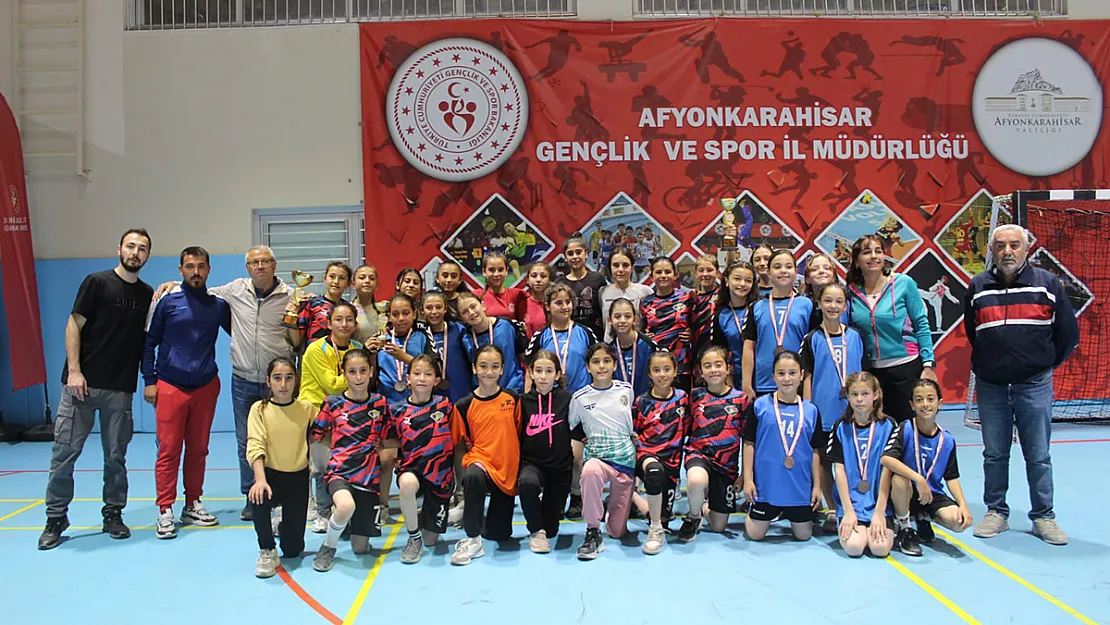 Minikler Hentbola Afyon Gençlik Spor Hâkim Oldu