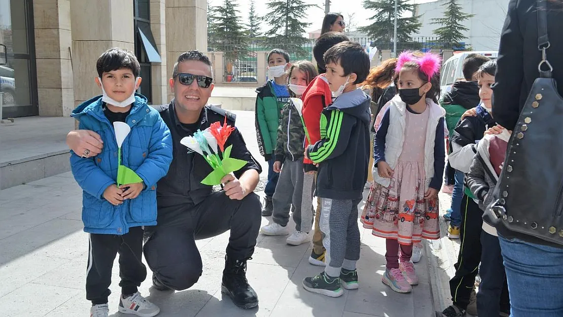 Miniklerden polislere çiçekli ve resimli sürpriz