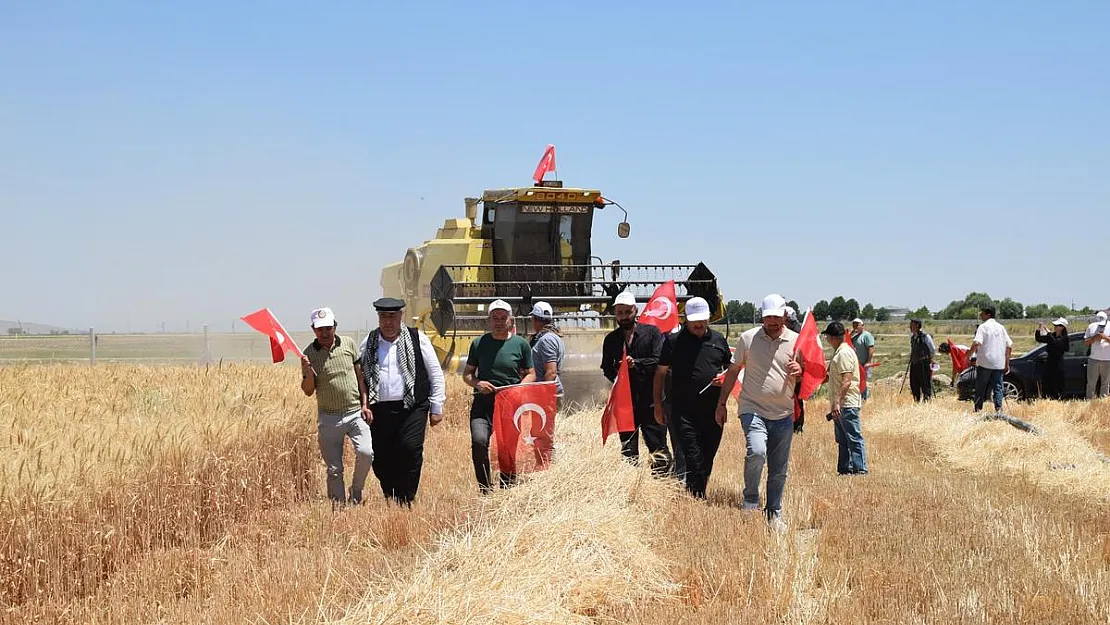 Mısırlıoğlu, Şalvarı Ve Kasketi Giyerek Tarlaya İndi