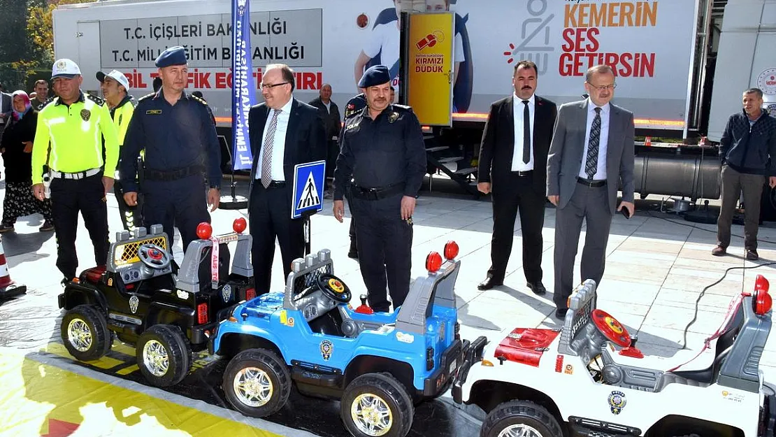 Mobil Trafik Eğitim Tırı öğrencileri bilgilendirdi