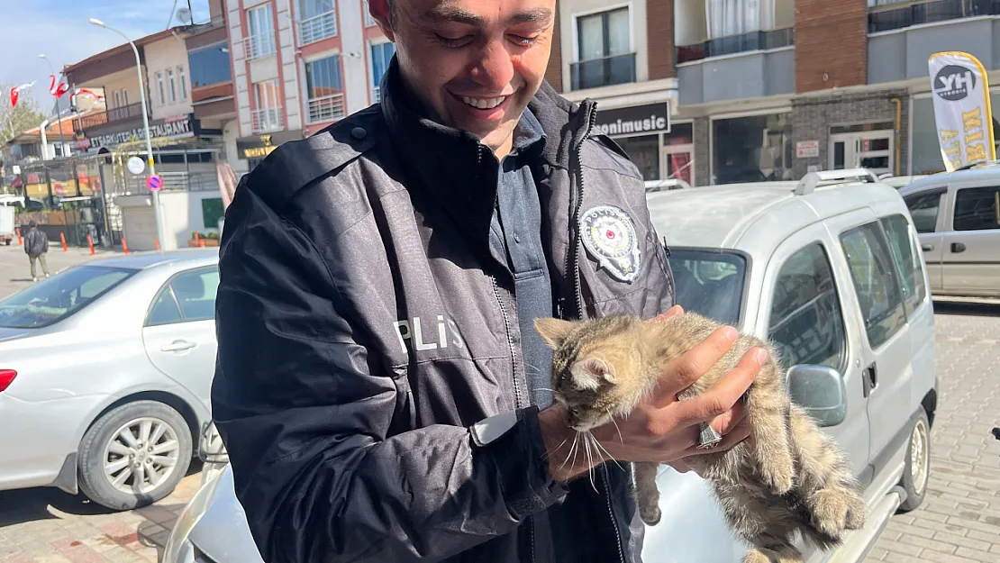 Motoruna Giren Yavru Kediyi Polis Kurtardı