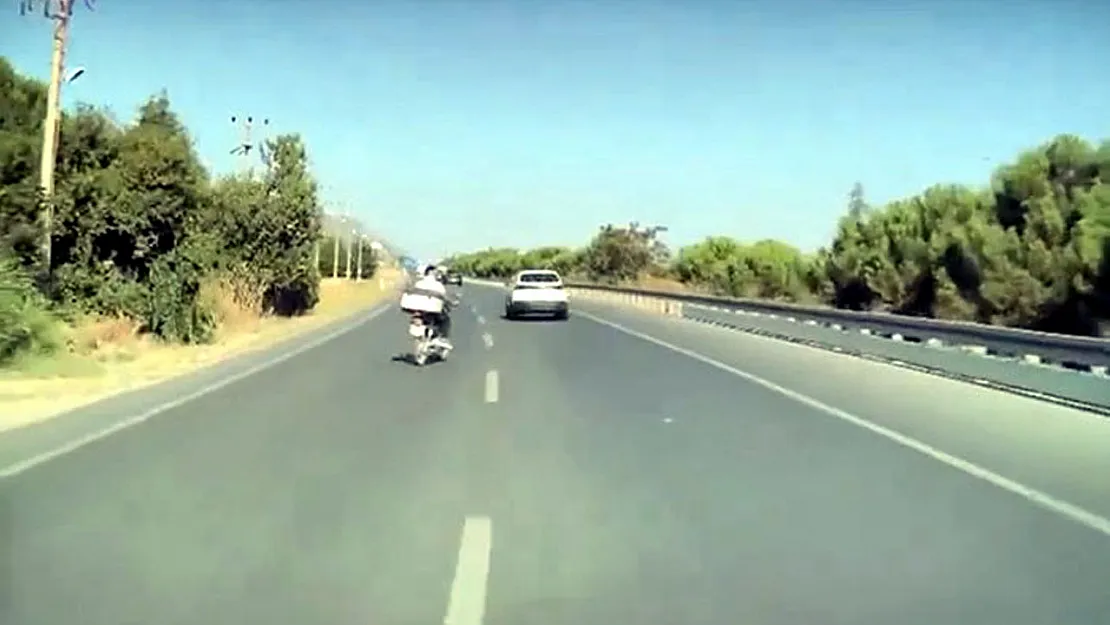 Motosiklet Bir Anda Yola Atladı, Arkadaki Sürücü Son Anda Kurtardı