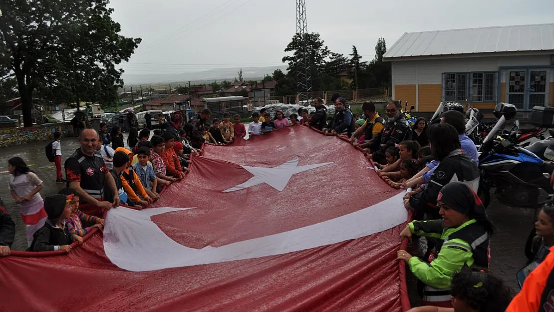 Motosiklet derneğinden köy okuluna anlamlı kitap desteği