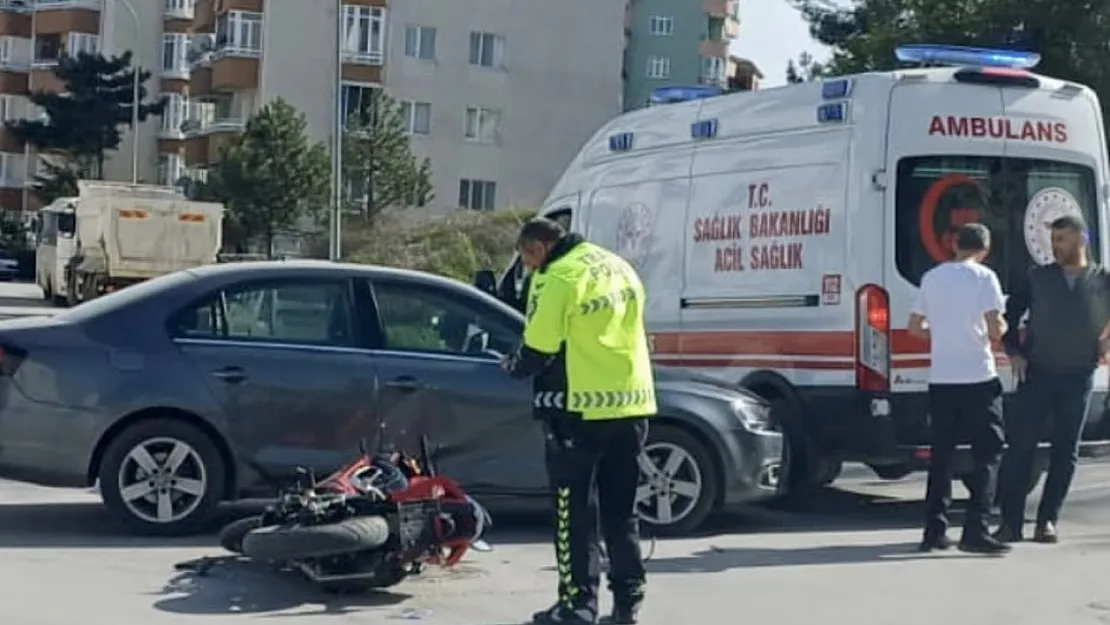 Motosiklet İle Otomobil Çarpıştı, 1 Kişi Yaralandı
