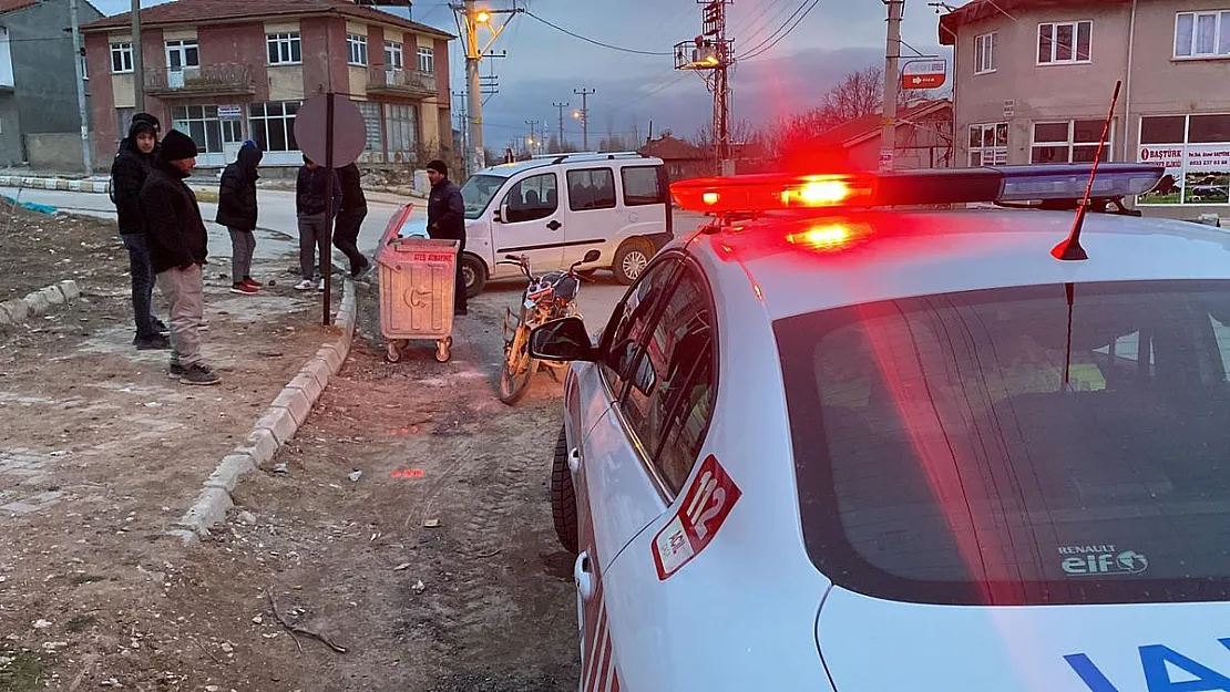 Motosiklet üzerinden fırlayan çocuk ticari aracın altına girip sürüklendi