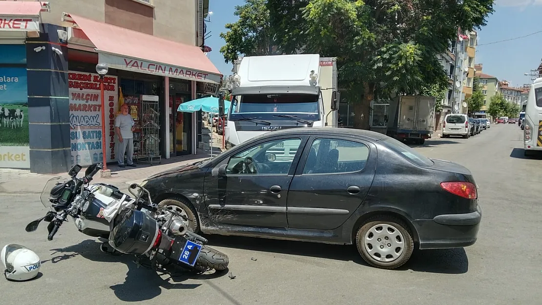 Motosikletli Polis Aracına Otomobil Çarptı