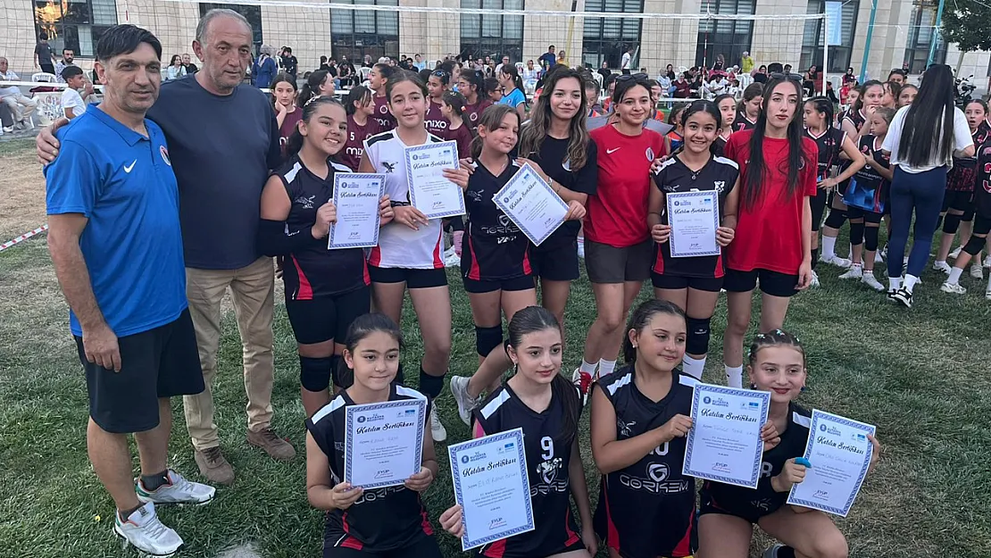 Moymulspor A Takımı Voleybol Turnuvasını Şampiyon Tamamladı