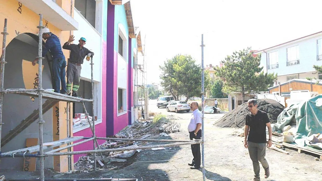 Müdür Başyiğit, yapımı devam eden okul binalarında incelemelerde bulundu