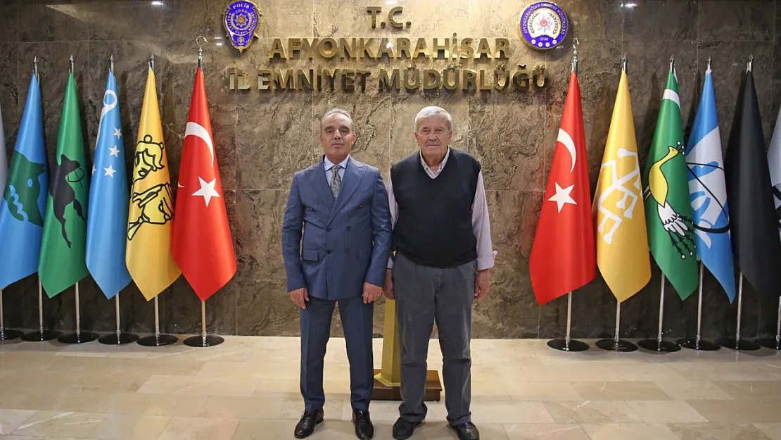 Müdür Erol, Şehit Babasının Elini Öptü