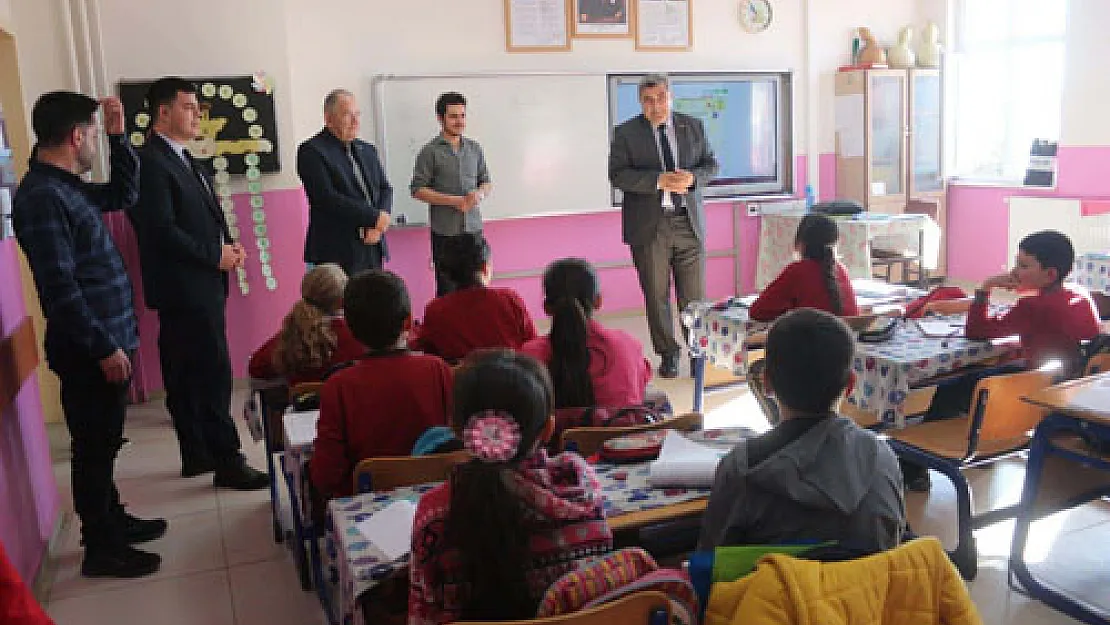 Müdür Sünnetci, Kızıldağ Ortaokulu'nda incelemelerde bulundu