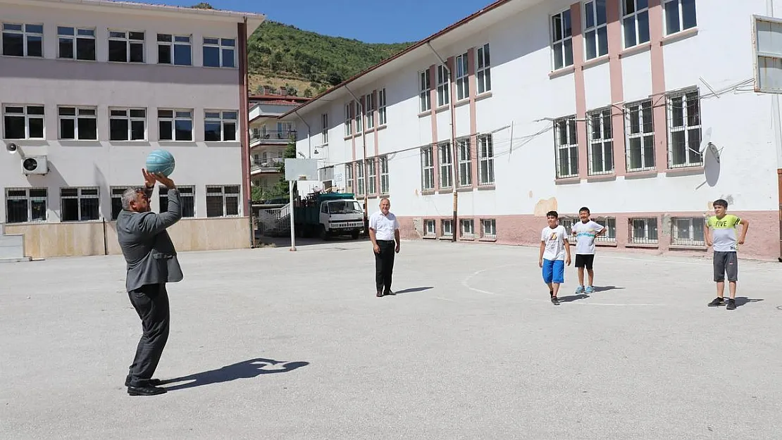 Müdür Sünnetci öğrencilerle basketbol oynadı