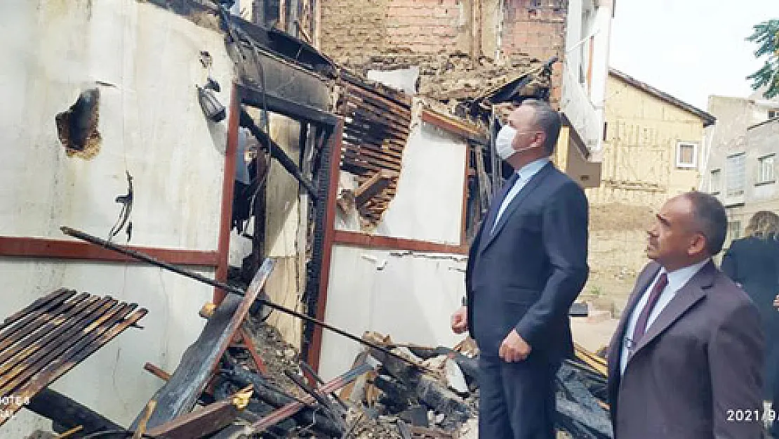 Müftü Kazancı, yanan tarihi konakta incelemelerde bulundu