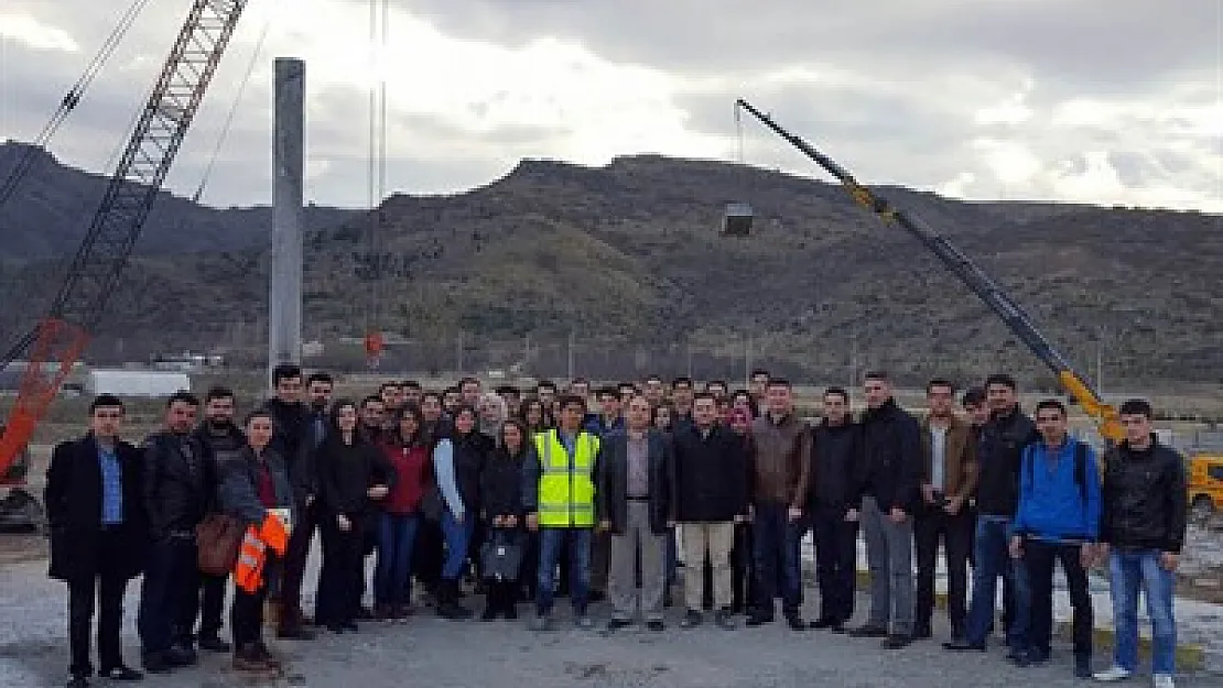 Mühendis adayları, yeni hastane binasını inceledi