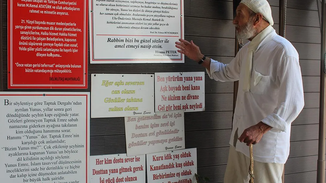 Muhtarlık duvarına astığı Yunus Emre'nin sözleriyle vatandaşların ilgisini çekiyor