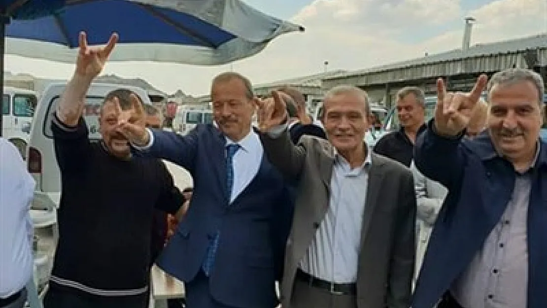 'Mühürleri hem MHP'ye hem AK Parti'ye basacağız'Afyonkarahisar halkının ve bazı AK Partililerin bile milletvekilliği seçimlerinde mührü hem MHP'ye hem de AK Parti'ye basacakların belirten MHP İl Başkanı Kocacan, başkanlık sisteminde ise oylarını Recep Tay