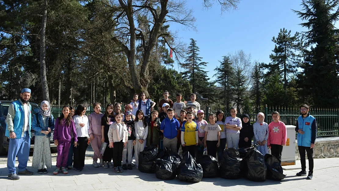 Öğrenciler Çevre Bilincine Dikkat Çekti