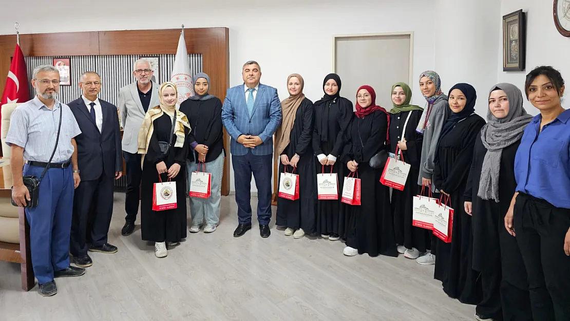 Öğrenciler, Dergi Heyecanını Müdür Sünnetci İle Paylaştı