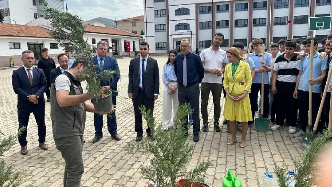 Öğrenciler Gelecekleri İçin Fidan Diktiler