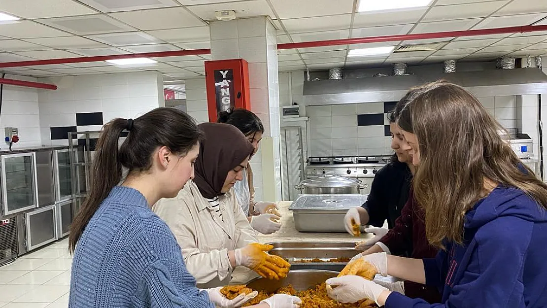 Öğrenciler “Nenemin Tarifleri” İle Yemek Yapıyor