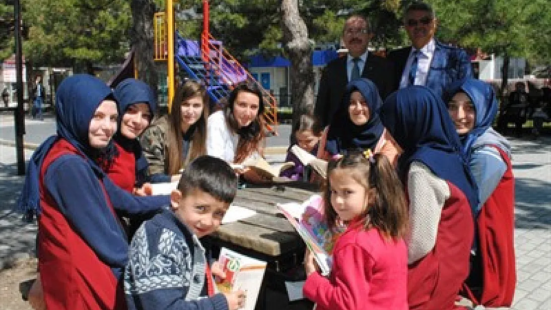 Öğrenciler Yeşil Camii de kitap okudu