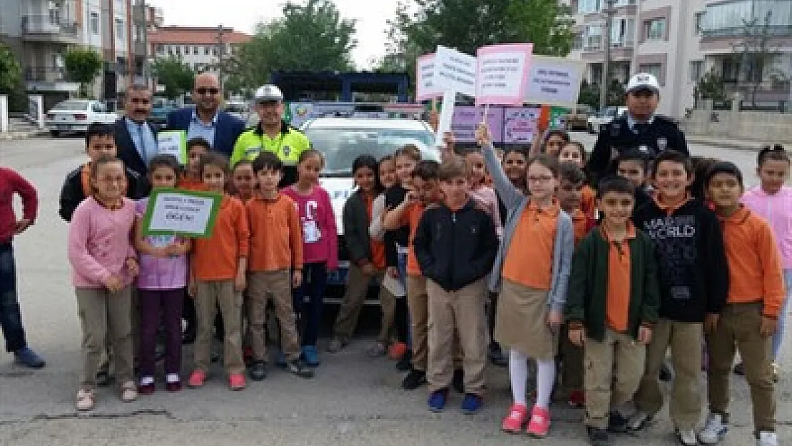 Öğrencilerden trafik kurallarına uyan şoförlere çiçek