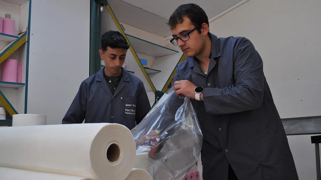 Öğrencilerin pandemi döneminde başladığı peçete üretimi kendilerine gelir kaynağı oldu