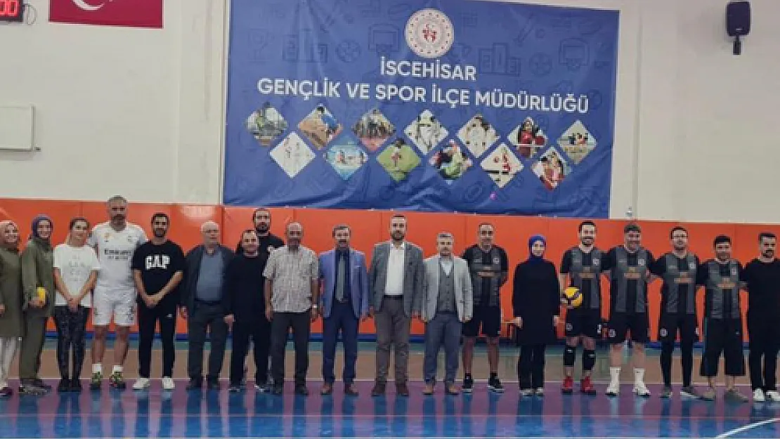 Öğretmenler Voleybol Turnuvasında Yarışıyor