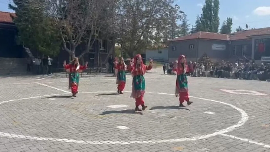 Öğretmenlerin 19 Mayıs Gösterisi Alkış Aldı