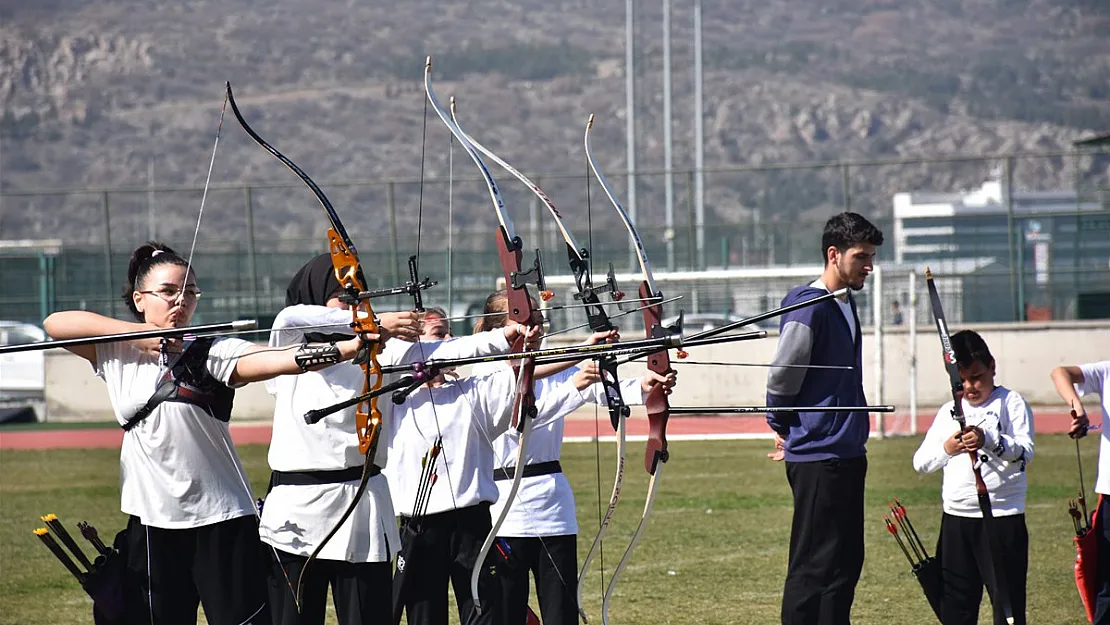 Okçular Okulları İçin Yarıştı