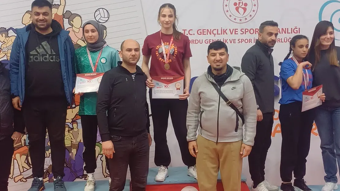 Okul Sporları Bilek Güreşi Şampiyonu İlayda Malkoç Oldu