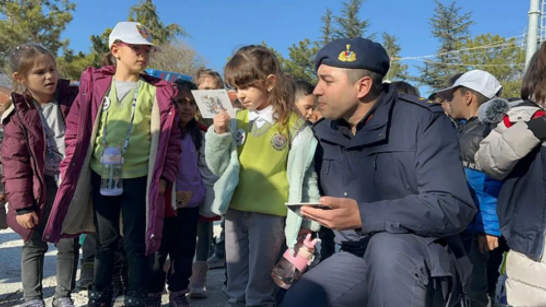 Okuma Yazma Öğrenen Miniklerin İlk İşi Jandarmaya Mektup Yazmak Oldu