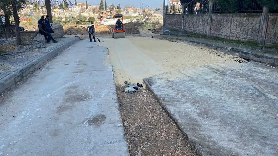 Olucak'ta kaldırım ve yol çalışması
