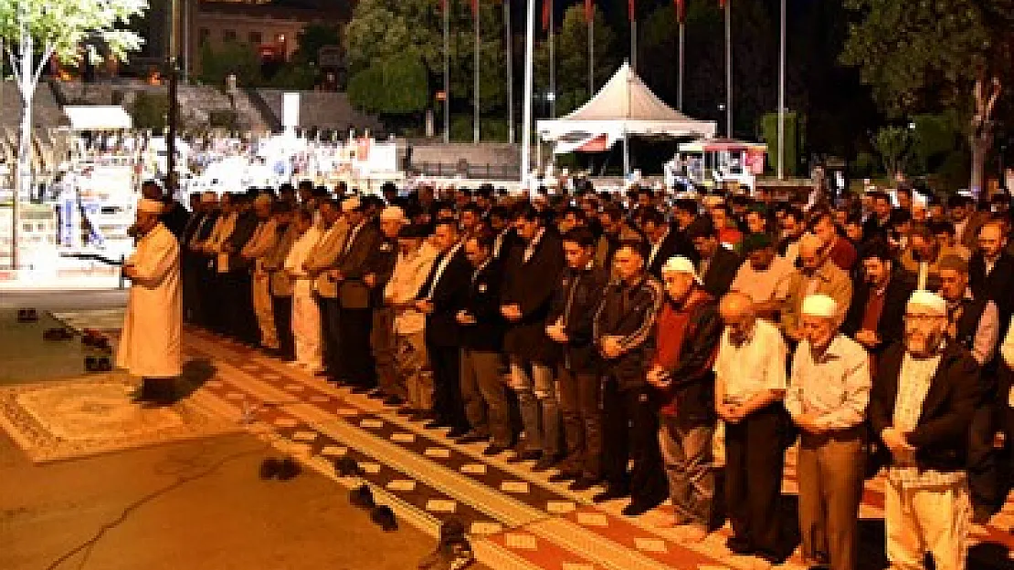 Önce namaz kılındı, sonra dua edildi