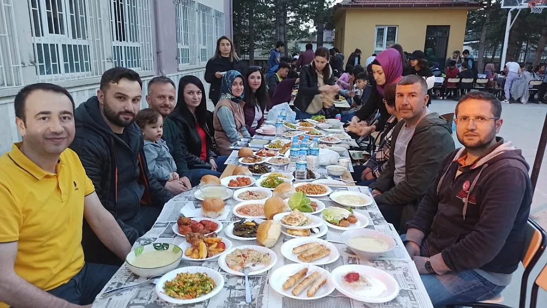 Ortaokul öğrencileri iftarda bir araya geldi