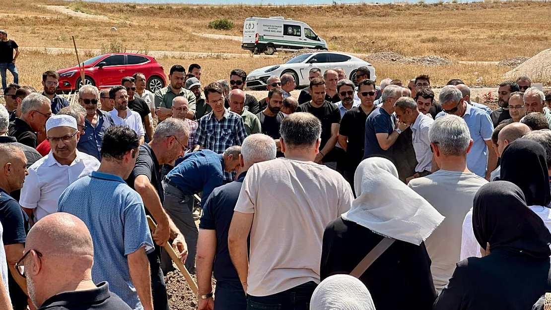 Otel Havuzunda Boğulan 9 Yaşındaki Çocuk Eskişehir'de Toprağa Verildi