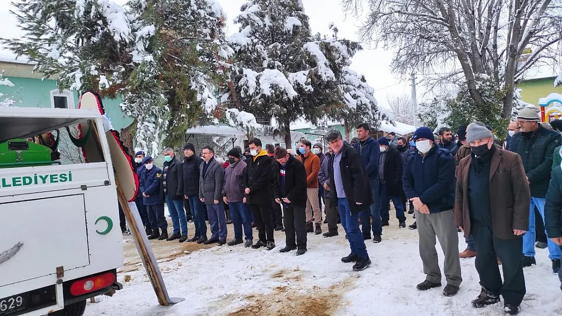 Otobüs kazasında hayatını kaybeden öğretmen Afyonkarahisar'da toprağa verildi