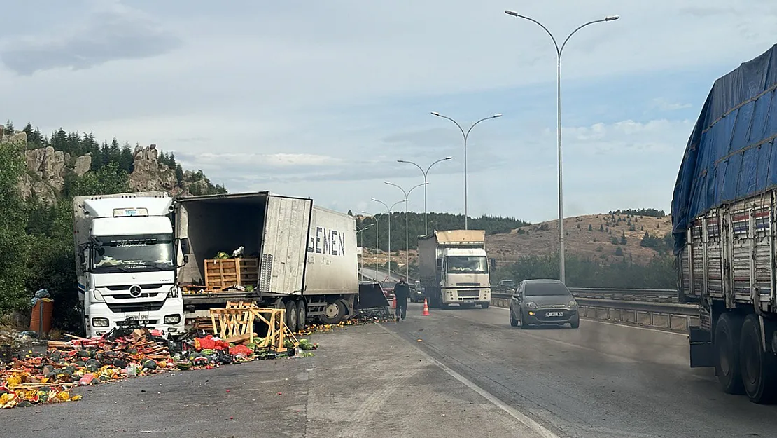 Otobüs Tırla Çarpıştı: 14 Yaralı