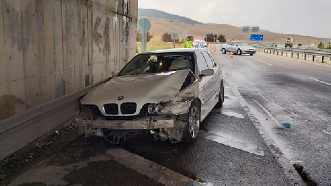 Otomobil bariyer ile köprü duvarına çarptı: 4 yaralı