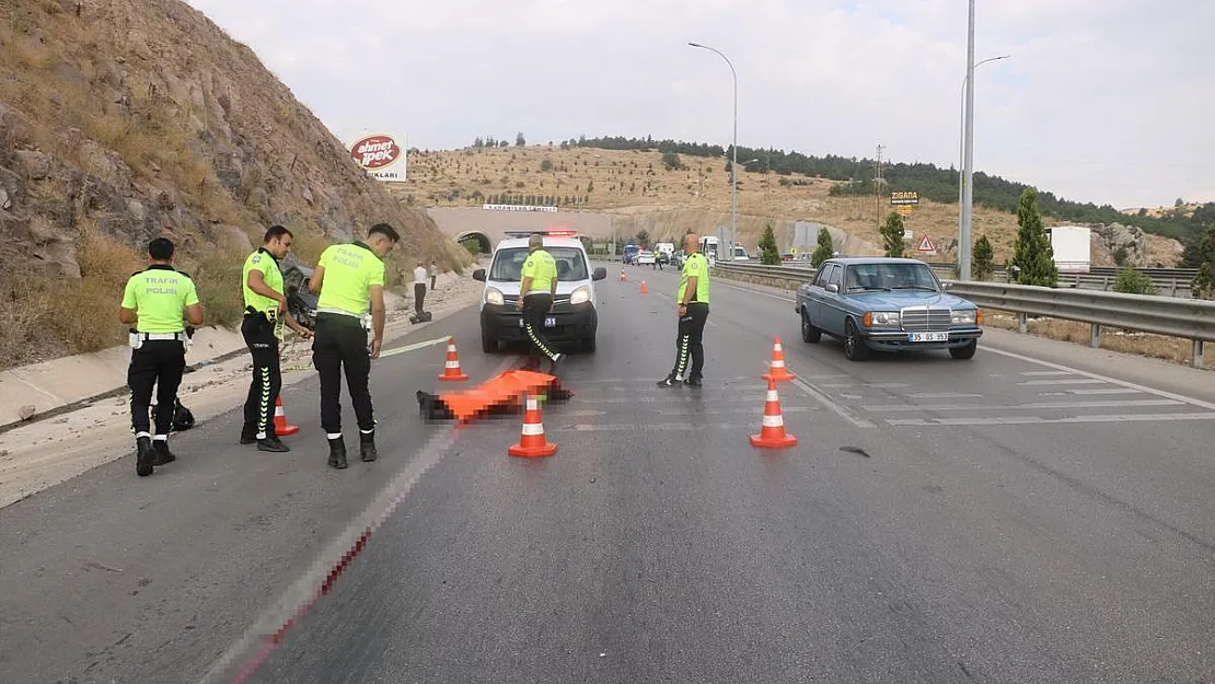 Otomobilin çarptığı motosiklet sürücüsü hayatını kaybetti