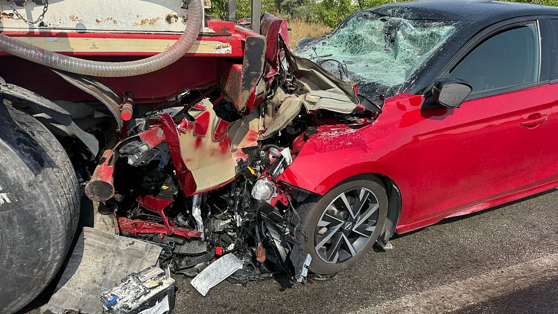 Otomobilin Süt Tankerine Çarptığı Kaza Güvenlik Kamerasında