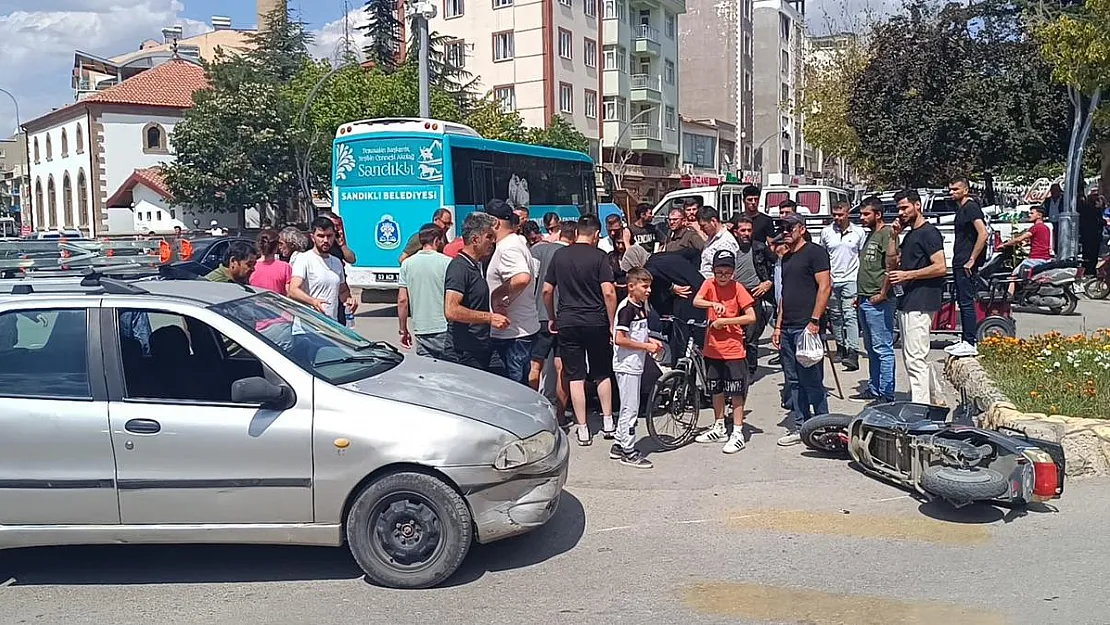 Otomobille Çarpışan Elektrikli Motosiklet Sürücüsü Ağır Yaralandı