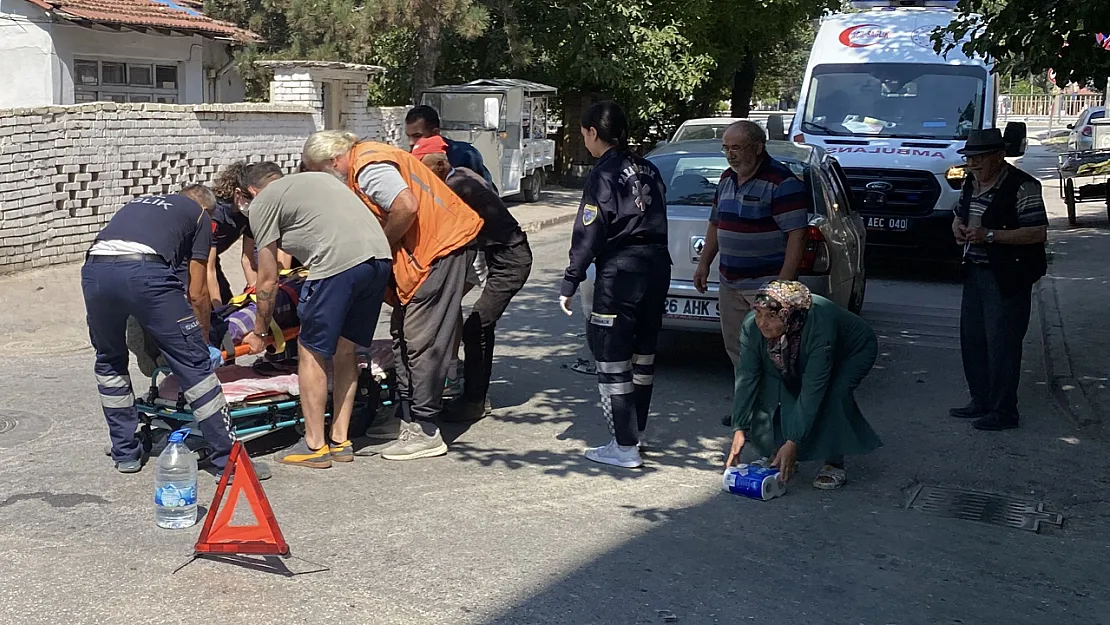 Otomobille Çarpışan Motosikletli Kurye Yaralandı