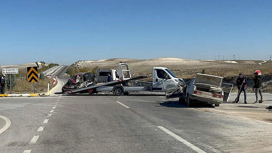 Otomobillerin hurdaya döndüğü kazada 1 kişi öldü, 4 kişi yaralandı